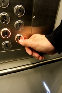 В многоквартирных домах региона за 2021 год обновят более 1100 лифтов