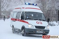 В Полевском в результате опрокидывания легковушки один человек погиб и двое пострадали