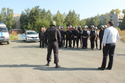 На территории города Первоуральска полицейские провели учебно-методические сборы и отработали действия при возникновении ЧС.