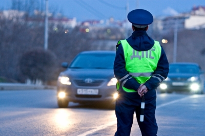 В Первоуральске сотрудники Госавтоинспекции проводят рейды по контролю за перевозкой пассажиров легковым такси 