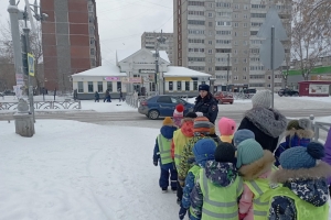 Первоуральские Госавтоинспекторы провели пешеходную экскурсию для воспитанников детского сада № 44