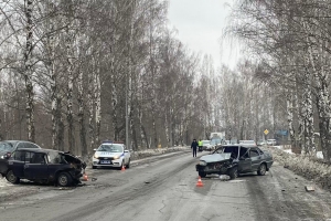 сотрудники ГИБДД устанавливают обстоятельства ДТП, произошедшего в городе Первоуральске на 3 километре «Динасовского шоссе»