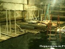 Подвал дома №45 по ул. Чкалова заливают канализационные стоки