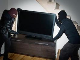 Жители Первоуральска украли у пенсионерки два цветных телевизора общей стоимостью более 20 тысяч рублей и сбыли их по дешевке ради приобретения спиртного