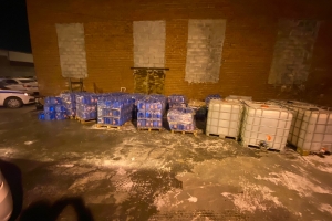Полиция Первоуральска пресекла деятельность подпольного цеха, в котором производилась поддельная стеклоомывающая незамерзающая жидкость.