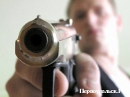 Полицейские в Первоуральске разыскали подростка, открывшего стрельбу из пистолета по окнам жилого дома