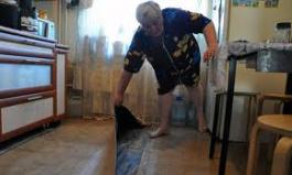 В Первоуральске пенсионерка три месяца живет без пола в квартире