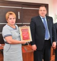 Директор сумза вручил первоуральцам сертификат на 300 тысяч рублей