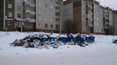 Ряд дворов Первоуральска оказались завалены мусором
