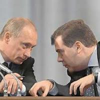 Медведев выдвинул Путина в президенты, а сам собрался работать в правительстве!