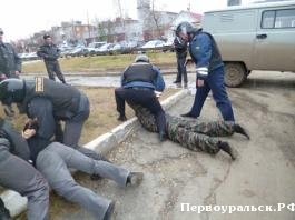 Полицейские Первоуральской оперативной зоны учились освобождать заложников
