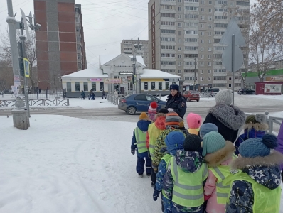 Первоуральские Госавтоинспекторы провели пешеходную экскурсию для воспитанников детского сада № 44