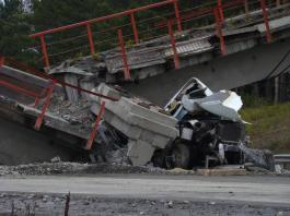 Развалины моста на трассе разобрать пока не удается ФОТО ВИДЕО
