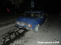 В Первоуральске пьяный сбил двух мужчин, толкавших сломанный автомобиль. ФОТО