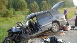 Под Первоуральском при столкновении Toyota Caldina с грузовиком погибли трое человек. Среди жертв оказался новорожденный ребенок