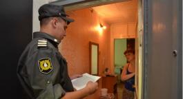 Полицейские разносят повестки неплательщикам административных штрафов