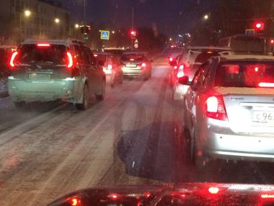 Из-за снегопада в Первоуральске образовались дорожные пробки