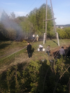 Пожар на садовых участках потушили сотрудники первоуральской колонии КП-66