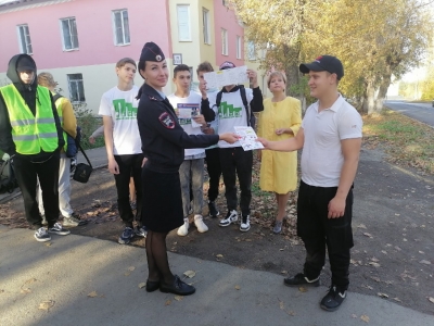 Сотрудники ГИБДД совместно со студентами «Первоуральского политехникума провели акцию «Юный пешеход – внимание, переход!»