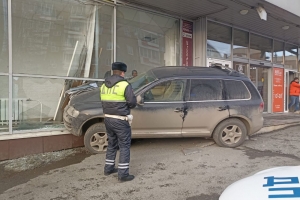 В Первоуральске водитель внедорожника въехала в витрину магазина.