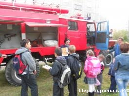 Праздник двора в г.Первоуральске провели сотрудники МЧС и ВДПО