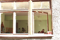 Неизвестные разбили стекла в детском саду за то, что им помешали «отдыхать» воспитатели. ВИДЕО