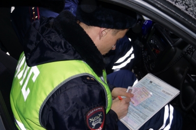 ГИБДД Первоуральска выписала штраф водителю за езду по тротуару.