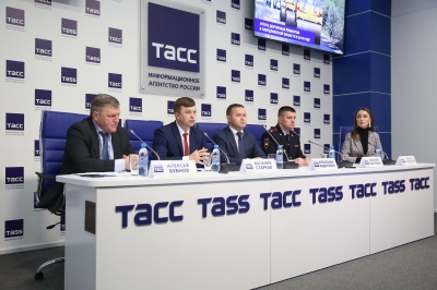 Александр Бедусенко принял участие в итоговой пресс-конференции, посвященной дорожным ремонтам в Свердловской области
