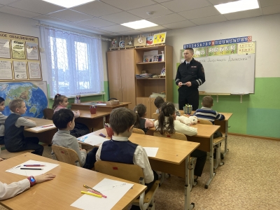 Сотрудники ГИБДД Первоуральска посетили детский дворовый клуб "Сталкер".