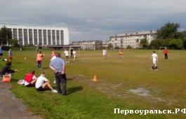 В Первоуральске прошли соревнования среди свердловских полицейских по футболу. Видео