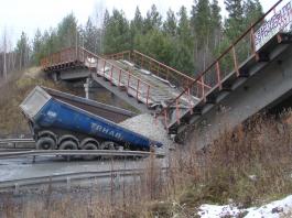 Водитель, снесший мост, заплатит 1,5 тысячи рублей