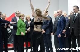 � �������� FEMEN � ����� ������ � �������� ��������� ���������� � ������ � �������