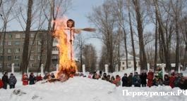 У ДК им. Ленина дети забросали Масленицу снежками