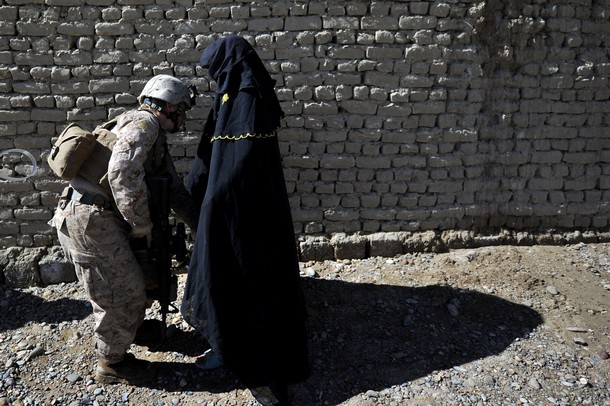 американский солдат и афганская женщина