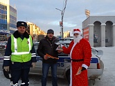 В Первоуральске «Полицейский Дед Мороз» поздравил воспитанников детского дома и участников дорожного движения с Новым годом 