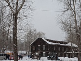 Под тяжестью снега в Первоуральске обрушилась  крыша дома, признанного аварийным жильем