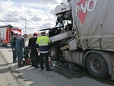 Сотрудники полиции выясняют обстоятельства серьезного ДТП на трассе «Пермь-Екатеринбург», где В результате столкновения двух грузовых автомобилей погибли четыре человека
