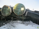 Работники СУМЗ откачали 280 тонн кислоты из опрокинувшихся цистерн. ФОТО